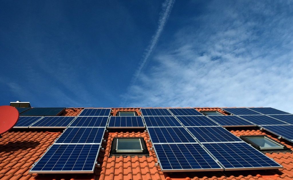 Photovoltaikanlagen lassen sich auf den verschiedensten Dachformen installieren