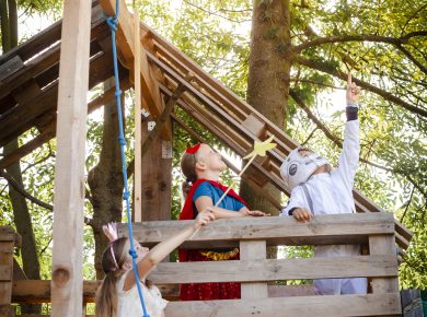 baumhaus aus euro paletten im kinderfreundlichen garten