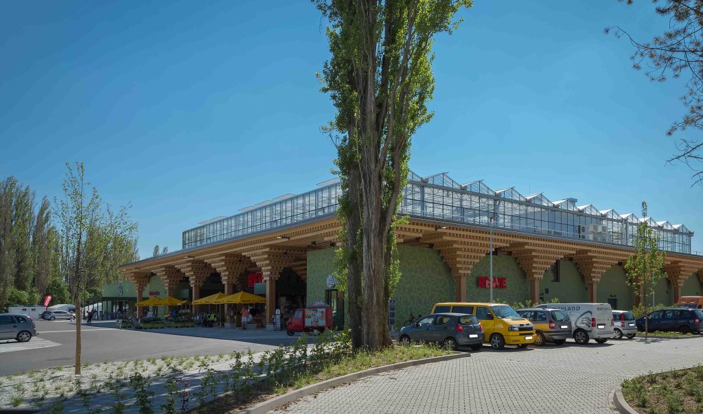 Der erste grüne REWE Supermarkt der Zukunft steht in Wiesbaden und stellt eine neue Generation der Green Buildings dar 