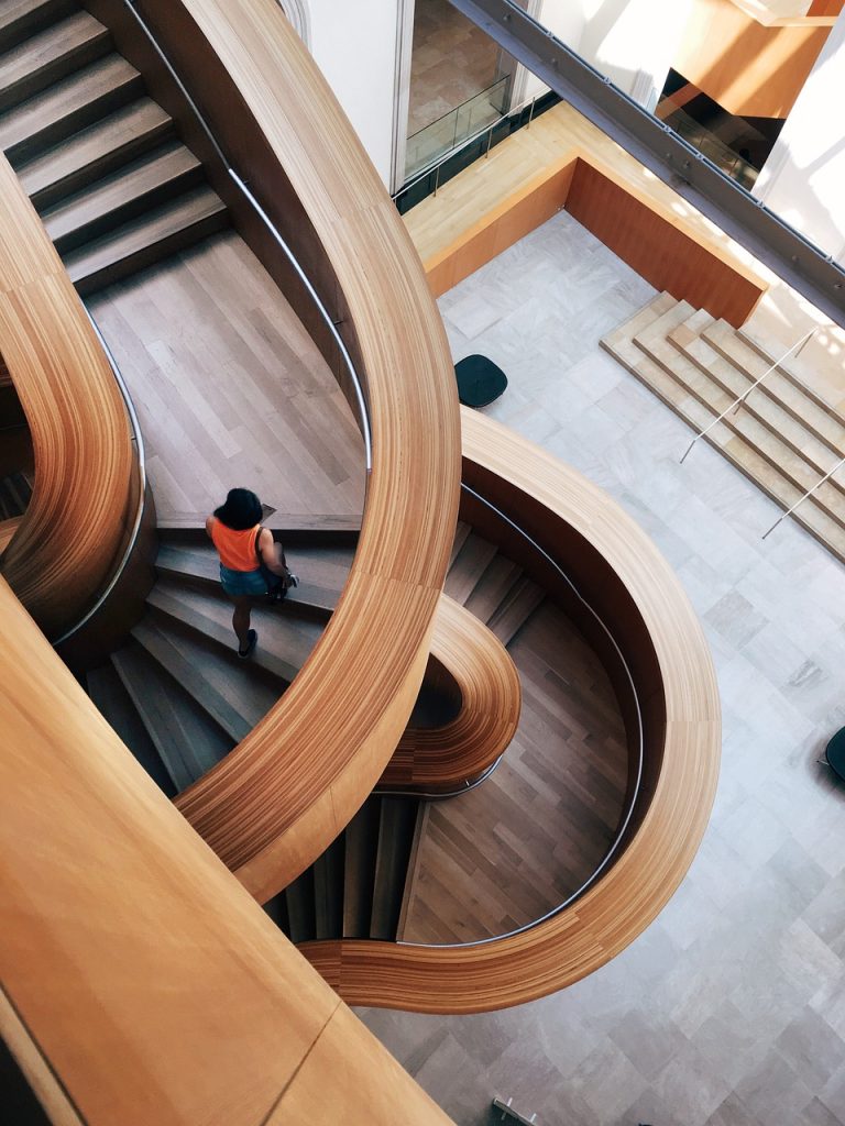 Treppen als Blickfaenger Architektonische Treppe aus Holzwerkstoff