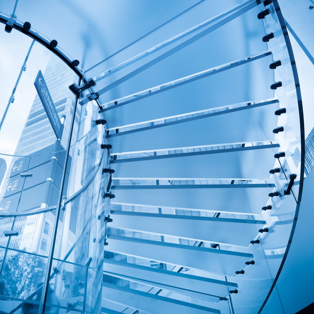 Treppen als Blickfaenger Beispiel einer gewendelten Glastreppe