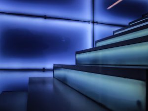 Treppen als Blickfaenger Beleuchtete Glastreppe