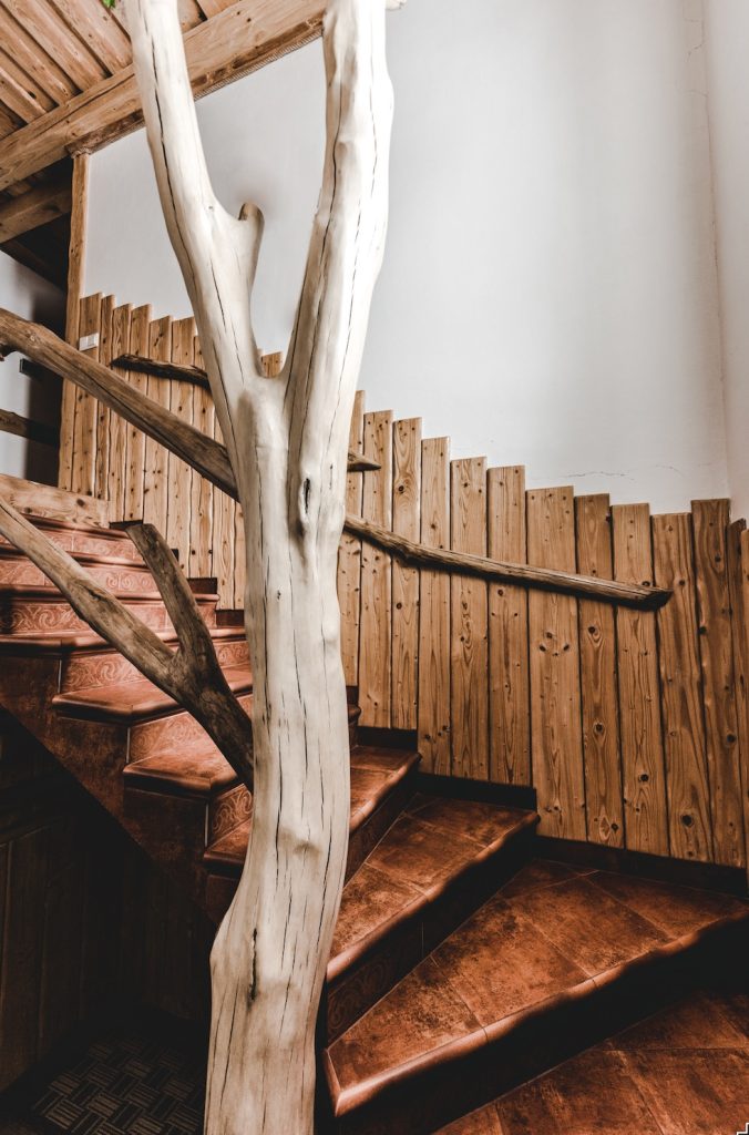 Treppen als Blickfaenger Bespiel einer laendliche Holztreppe