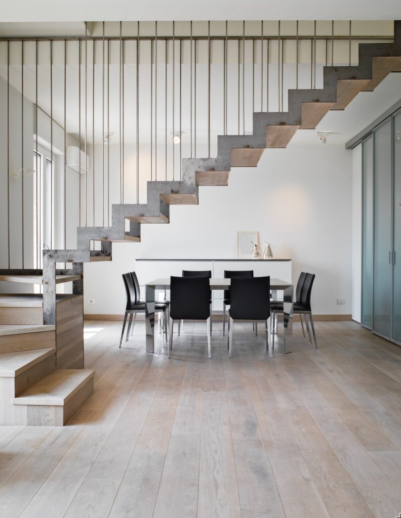 Treppen als Blickfaenger Schwebende Treppe aus Stahl und Holz