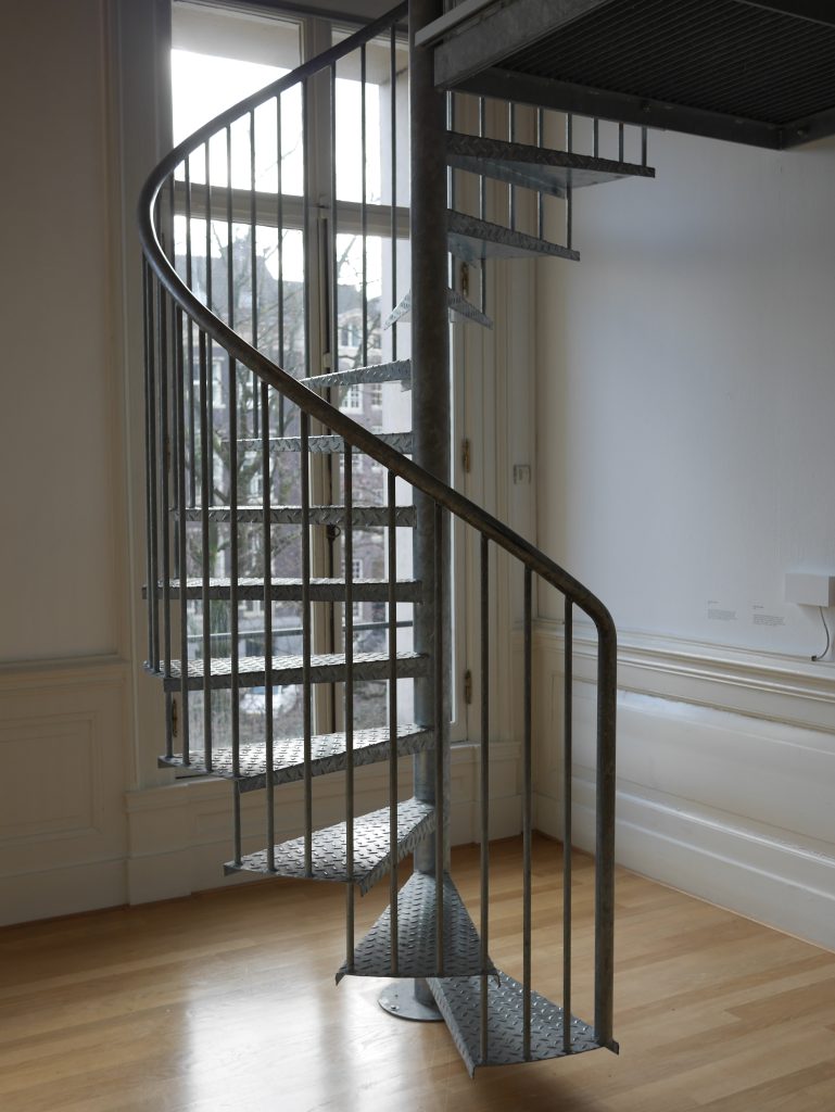 Treppen als Blickfaenger Wendeltreppe komplett aus Stahl 1