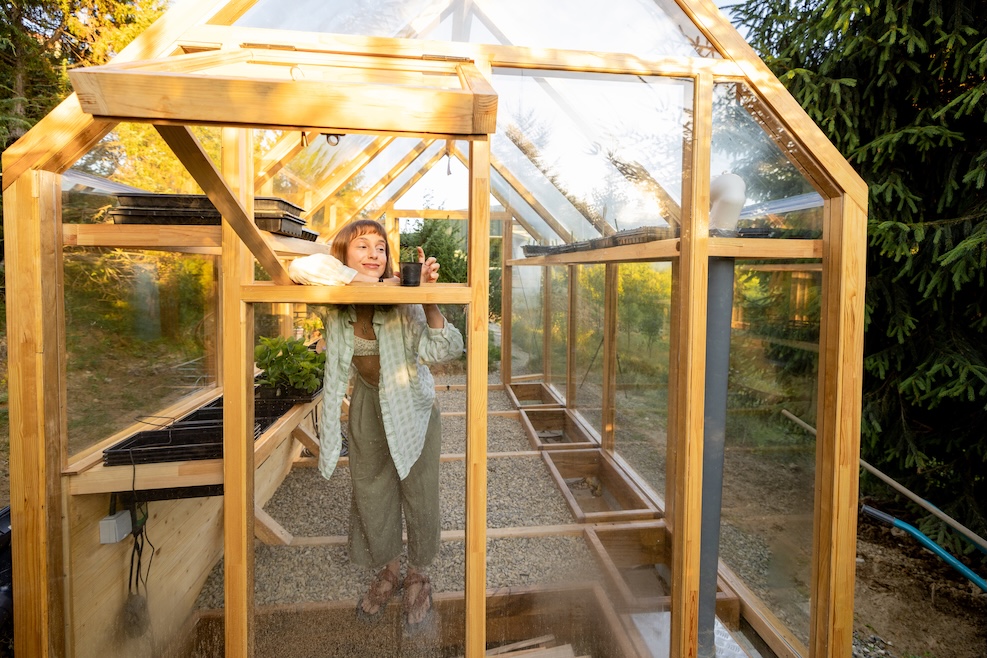 Wenn Sie ein Gewächshaus im Garten bauen möchten, sollten Sie vorab klären, ob Sie dafür eine Baugenehmigung benötigen oder nicht I Foto: Envato Elements